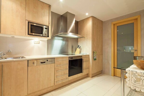 Micro-ondes, four, plaque de cuisson, lave-vaisselle