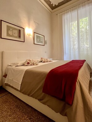 1 chambre, fer et planche à repasser, accès Internet, draps fournis