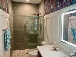 Dusche, Haartrockner, Handtücher, Seife