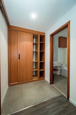 Premium Apartment, 1 Bedroom | Gebar bulu kapas, peti besi dalam bilik, meja 