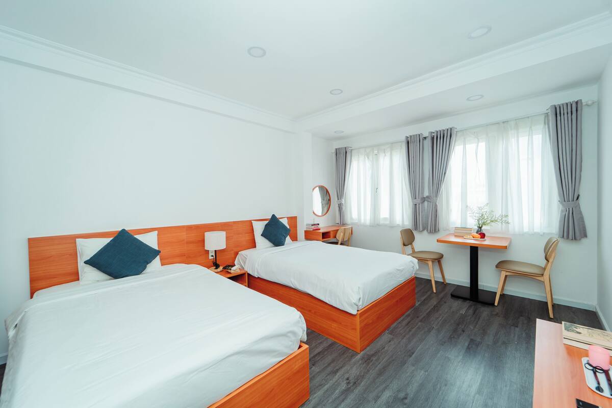 Phòng đôi hoặc 2 giường đơn Deluxe | Chăn bông, két bảo mật tại phòng, bàn 