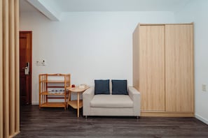 Basic Room | Down comforters, in-room safe, desk, laptop workspace