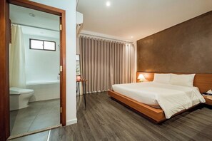 Premium Apartment, 1 Bedroom | Gebar bulu kapas, peti besi dalam bilik, meja 