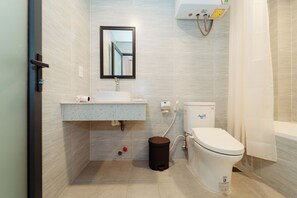 Chambre de base | Salle de bain | Baignoire profonde, articles de toilette (gratuits), séchoir à cheveux
