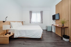 Basic Room | Down comforters, in-room safe, desk, laptop workspace