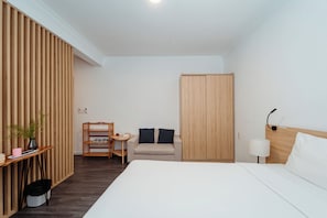 Basic Room | Down comforters, in-room safe, desk, laptop workspace