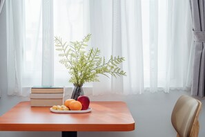 Dobbelt- eller tomannsrom – deluxe | Spiseområde på rommet