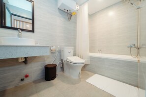 Eenvoudige kamer | Badkamer | Een diep bad, gratis toiletartikelen, een haardroger, pantoffels