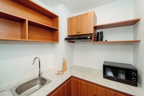 豪華雙人或雙床房 | 私人廚房 | 電冰箱、紙巾