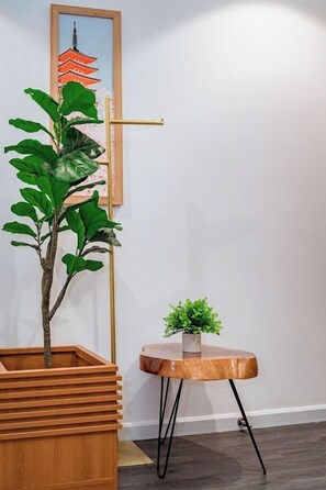 Premium Apartment, 1 Bedroom | Gebar bulu kapas, peti besi dalam bilik, meja