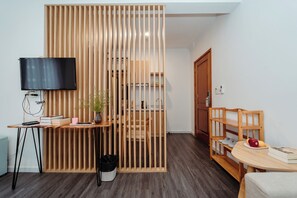 Basic Room | Gebar bulu kapas, peti besi dalam bilik, meja 