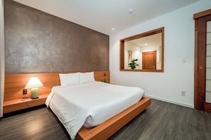 Cubrecamas, caja de seguridad en la habitación y escritorio 