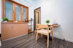 Basic Double or Twin Room | Gebar bulu kapas, peti besi dalam bilik, meja 