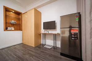 Basic Double or Twin Room | Gebar bulu kapas, peti besi dalam bilik, meja 