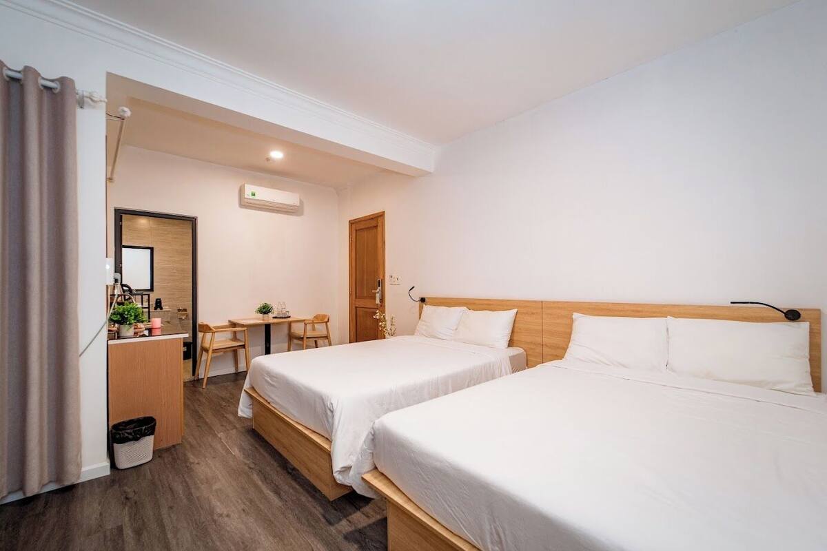 Phòng đôi hoặc 2 giường đơn cơ bản | Chăn bông, két bảo mật tại phòng, bàn 