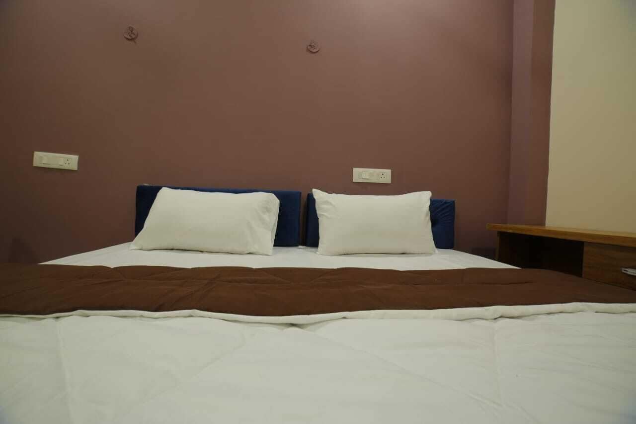 Deluxe Double or Twin Room, City View | Desk, laptop workspace