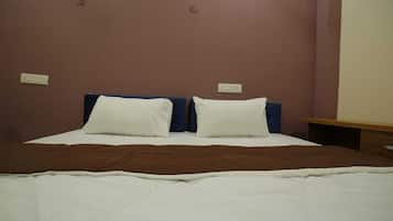 Deluxe Double or Twin Room, City View | Desk, laptop workspace