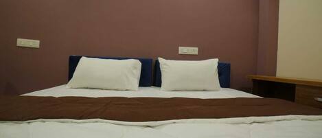 Escritorio y espacio para trabajar con laptop