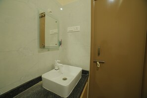 Deluxe Double or Twin Room, City View | Bathroom | Shower, towels, soap, shampoo - Perambalur Villa  (Perambalūr)