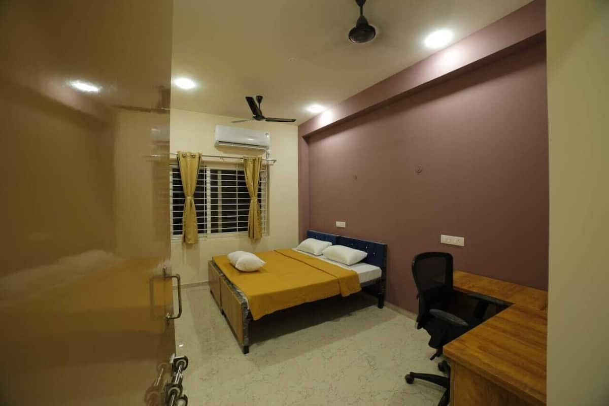 Comfort Twin Room | Meja, ruang kerja komputer riba 