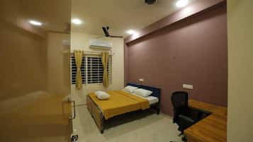 مكتب ومساحة عمل للكمبيوتر المحمول