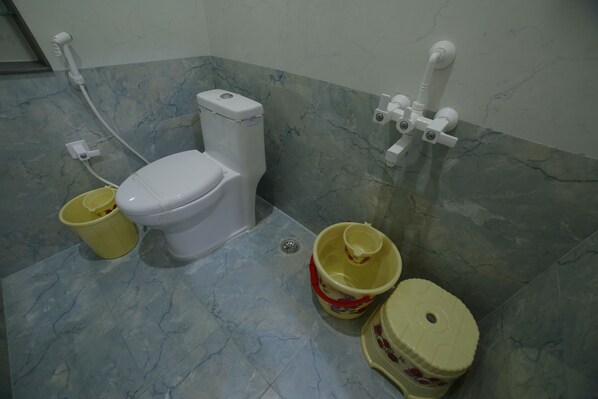 Deluxe Double or Twin Room, City View | Bathroom | Shower, towels, soap, shampoo