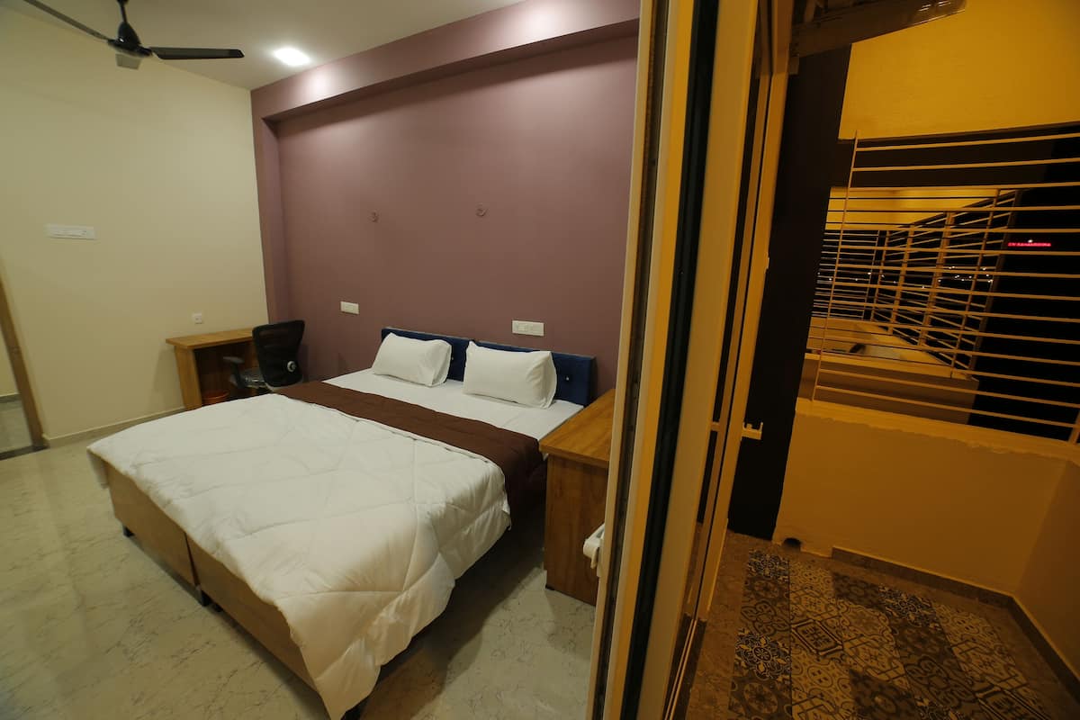 Deluxe Double or Twin Room, City View | Meja, ruang kerja komputer riba 