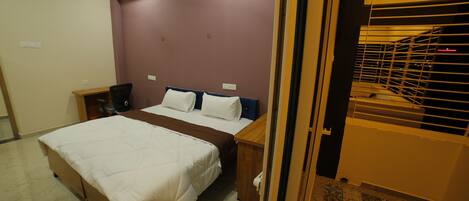 Deluxe Double or Twin Room, City View | Desk, laptop workspace
