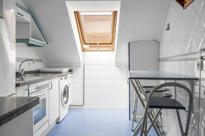 Réfrigérateur, four à micro-ondes, un four, surface de cuisson