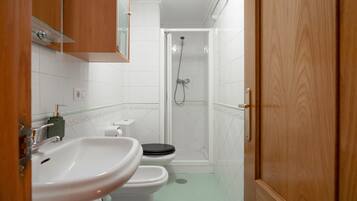 Een douche, een haardroger, handdoeken