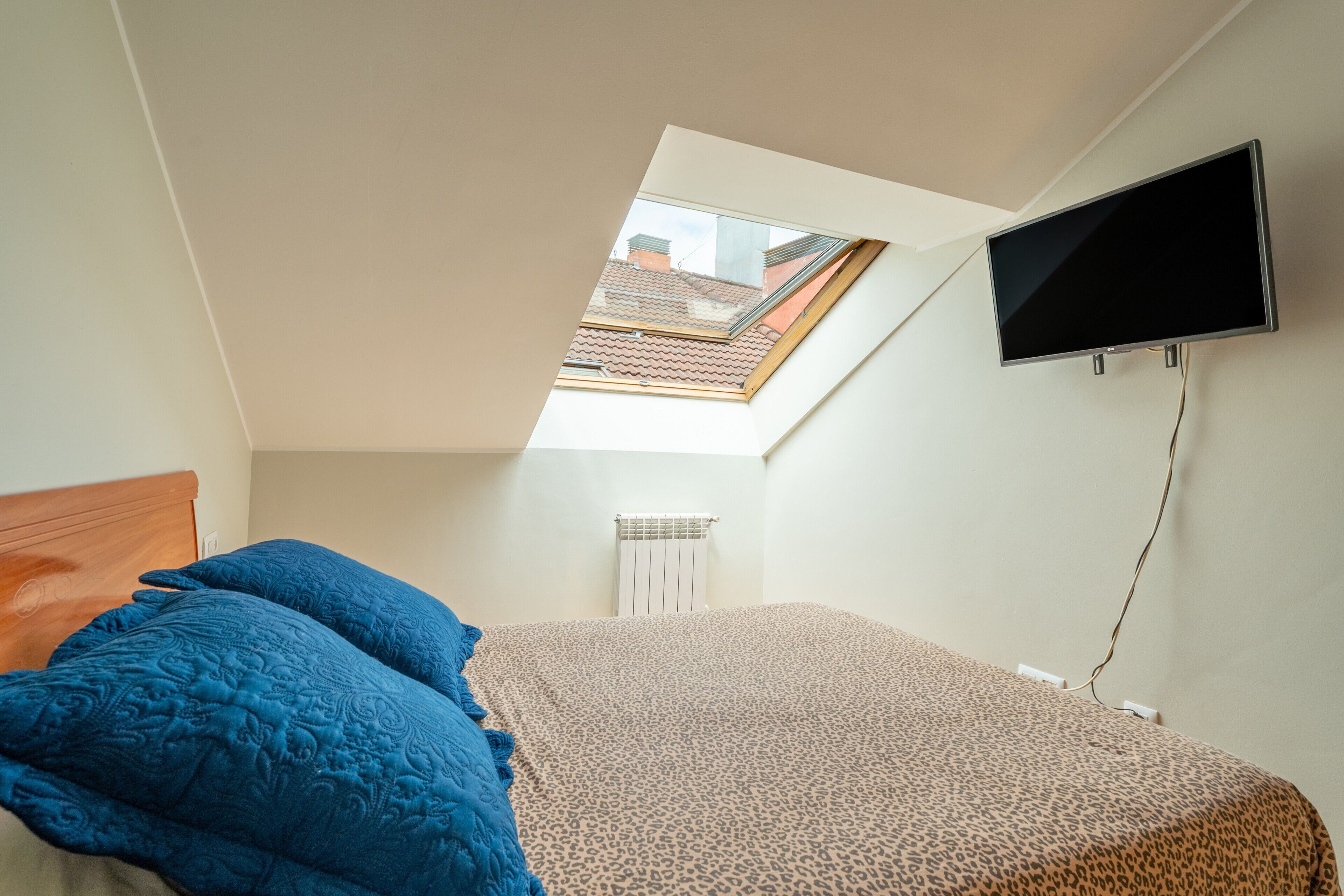 2 habitaciones, tabla de planchar con plancha, wifi y ropa de cama 