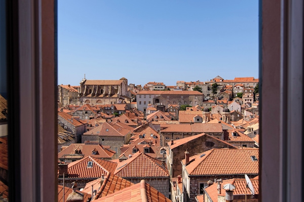 Minibar y caja de seguridad en la habitación