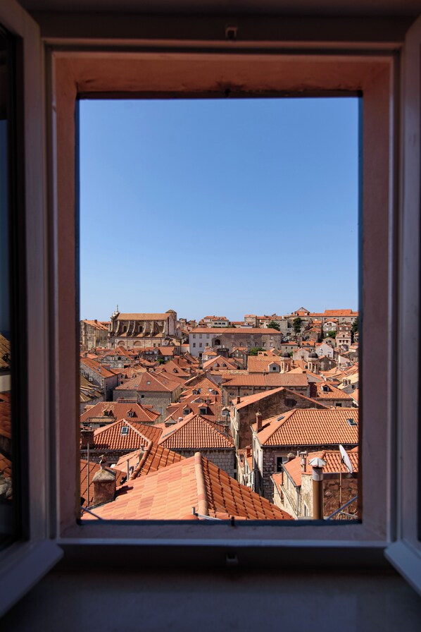 Kamar Double Panorama, 1 Tempat Tidur Queen | Minibar, brankas, setrika/meja setrika, dan Wi-Fi gratis