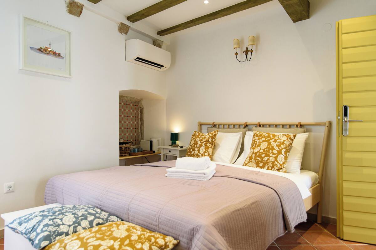 Executive Double Room, 1 Queen Bed | Minibar, in-room safe, iron/ironing board, free WiFi
