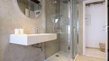 Superior Double Room, 1 Queen Bed | Bathroom | Free toiletries, hair dryer, towels, toilet paper