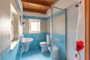 Departamento, 2 habitaciones, vista a la ciudad | Baño | Regadera, secadora de cabello, toallas, jabón