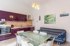 Appartamento, 2 camere da letto, vista città | Cucina privata | Frigorifero, forno, piano cottura, lavastoviglie