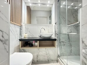 淋浴设施、吹风机、毛巾、肥皂