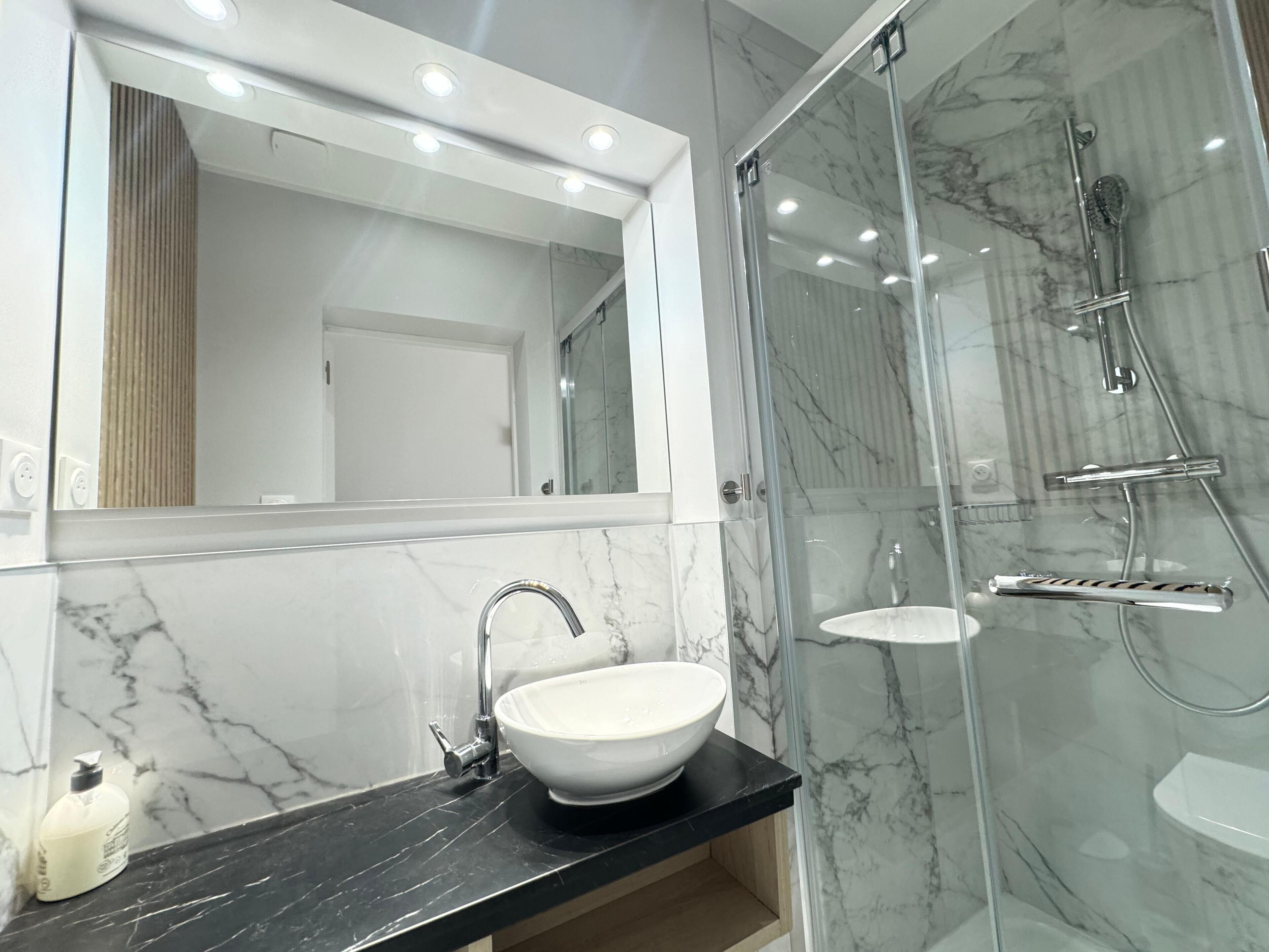 Douche, sèche-cheveux, serviettes fournies, savon