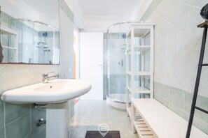 Chuveiro, bidê, toalhas de banho, shampoo
