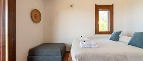 3 bedrooms, travel cot