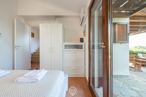 3 bedrooms, travel crib