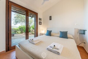 3 bedrooms, travel crib