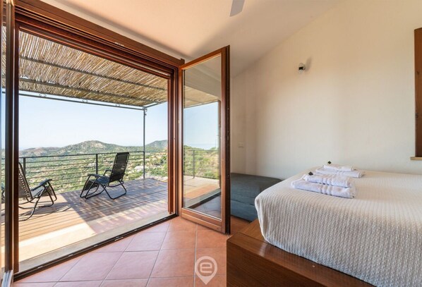 3 bedrooms, travel crib