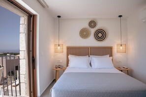 4 quartos, escrivaninha, ferros/tábuas de passar roupa, berço de viagem