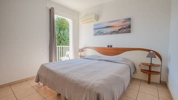 5 bedrooms, individually furnished, bed sheets