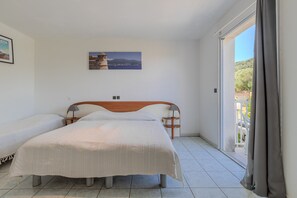 House | 5 bedrooms, individually furnished, bed sheets - Holiday Home in Algajola, 100 m From Beach (Aregno)