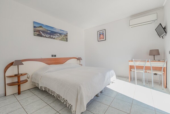 House | 5 bedrooms, individually furnished, bed sheets