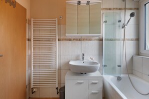 Douche, sèche-cheveux, serviettes fournies