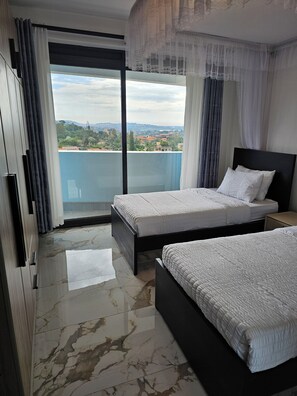 2 habitaciones, tabla de planchar con plancha, wifi y ropa de cama 
